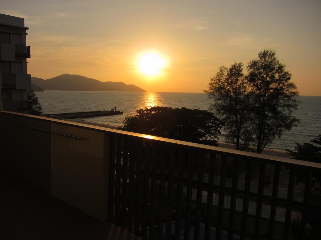 By The Sea Suites - Managed By Sdb Host Batu Feringgi Exterior foto