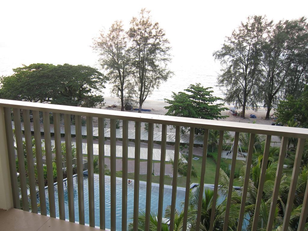 By The Sea Suites - Managed By Sdb Host Batu Feringgi Exterior foto